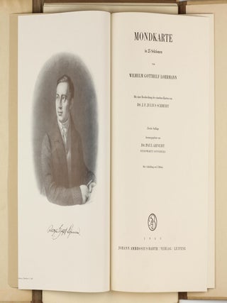 Mondkarte in 25 Sektionen von Wilhelm Gotthelf Lohrmann mit einer Beschreibung der einzelnen Karten von Dr. J. F. Julius Schmidt. Zweite Auflage bearbeitet von Dr. Paul Ahnert, Sternwarte Sonneberg.