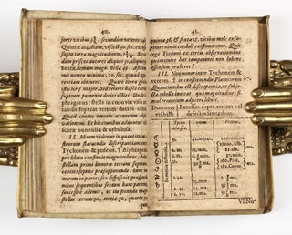 Astrologia Seu De Stellarum Natura, affectionibus, & effectionibus. Exercitatio : Qua difficultates praecipuae, de Stellarum Definitione, caußis, Ordine, ... succincte & nervose ecpediuntur; Cum Indice Quaestionum. Editio Septima Correctior mendos a tertia & melior ... / Enchiridion Metaphysicum. Editio octava. / Enchiridion Ethicum Seu Epitome Philosophiae Moralis : Praecepta breviter ... & facili explicata exhibens.