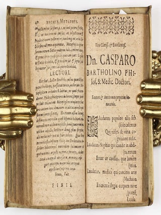 Astrologia Seu De Stellarum Natura, affectionibus, & effectionibus. Exercitatio : Qua difficultates praecipuae, de Stellarum Definitione, caußis, Ordine, ... succincte & nervose ecpediuntur; Cum Indice Quaestionum. Editio Septima Correctior mendos a tertia & melior ... / Enchiridion Metaphysicum. Editio octava. / Enchiridion Ethicum Seu Epitome Philosophiae Moralis : Praecepta breviter ... & facili explicata exhibens.