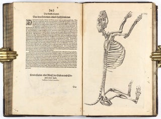 Anatomia, das ist sinnreiche, künstliche, begründete Auffschneidung, Theilung, unnd Zerlegung eines vollkommenen menschlichen Leibs und Cörpers, durch alle desselbigen jnnerliche und eusserliche Gliedtmassen und Gefäss, so wol mit eygendtlicher Beschreibung erkläret, als mit lebendigen Contrafacturen fürgebildet . . .