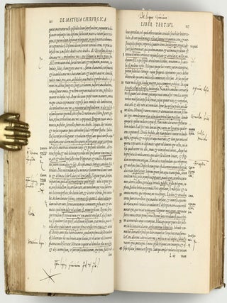 Opus chyrurgicum, warhaffte unnd vollkomne Wundartznei ...; darinn begriffen wie die Wunden, offnen Schäden, Gewächs, Gebresten, Frantzosen, Blatern, Beulen, Lähmi, allerley Zufäll unnd Kranckheiten, auch kalter und warmer Brandt, Fistel und Wolff ... curiert werden sollend / Die grosz Chirurgei, oder volkommene Wundtartzenei; chirurgischen Handtwirckung eigentlicher Bericht, und Inhalt alles so der Wundartznei angehörig; mit künstlicher Fürmalung, klarer Beschreibung . . . aller hierzu dienlicher und gebreuchlicher Instrument oder Ferrament / De Materia chirurgica libri tres, recens aucti authore atque recogniti.