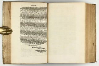 Opus chyrurgicum, warhaffte unnd vollkomne Wundartznei ...; darinn begriffen wie die Wunden, offnen Schäden, Gewächs, Gebresten, Frantzosen, Blatern, Beulen, Lähmi, allerley Zufäll unnd Kranckheiten, auch kalter und warmer Brandt, Fistel und Wolff ... curiert werden sollend / Die grosz Chirurgei, oder volkommene Wundtartzenei; chirurgischen Handtwirckung eigentlicher Bericht, und Inhalt alles so der Wundartznei angehörig; mit künstlicher Fürmalung, klarer Beschreibung . . . aller hierzu dienlicher und gebreuchlicher Instrument oder Ferrament / De Materia chirurgica libri tres, recens aucti authore atque recogniti.