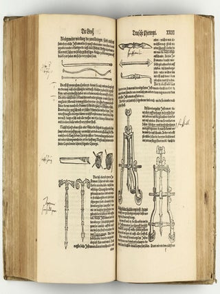 Opus chyrurgicum, warhaffte unnd vollkomne Wundartznei ...; darinn begriffen wie die Wunden, offnen Schäden, Gewächs, Gebresten, Frantzosen, Blatern, Beulen, Lähmi, allerley Zufäll unnd Kranckheiten, auch kalter und warmer Brandt, Fistel und Wolff ... curiert werden sollend / Die grosz Chirurgei, oder volkommene Wundtartzenei; chirurgischen Handtwirckung eigentlicher Bericht, und Inhalt alles so der Wundartznei angehörig; mit künstlicher Fürmalung, klarer Beschreibung . . . aller hierzu dienlicher und gebreuchlicher Instrument oder Ferrament / De Materia chirurgica libri tres, recens aucti authore atque recogniti.