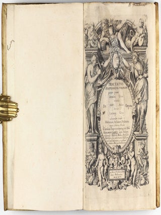 Tractatus Anatomicus Triplex : quorum primus De oculo, visus organo; secundus De aure, auditus organo; tertius De laringe, vocis organo admirandam tradit historiam, actiones, utilitates.