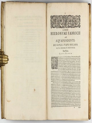 Tractatus Anatomicus Triplex : quorum primus De oculo, visus organo; secundus De aure, auditus organo; tertius De laringe, vocis organo admirandam tradit historiam, actiones, utilitates.