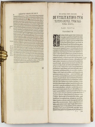 Tractatus Anatomicus Triplex : quorum primus De oculo, visus organo; secundus De aure, auditus organo; tertius De laringe, vocis organo admirandam tradit historiam, actiones, utilitates.