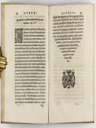 De distillatione lib. IX. Quibus certa methodo, multiplicique artificio, penitioribus naturae arcanis detectis, cuiuslibet mixti in propria elementa resolutio, perfecte docetur.
