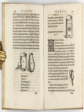 De distillatione lib. IX. Quibus certa methodo, multiplicique artificio, penitioribus naturae arcanis detectis, cuiuslibet mixti in propria elementa resolutio, perfecte docetur.