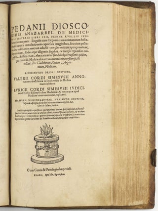 Botanicon, continens herbarum, aliorumque simplicium, quorum usus in Medicinis est, descriptiones, & iconas ad vivum Effigiatas; ex praecipuis tam Grecis quàm Latinis Authoribus iam recens concinnatum. Additis etiam, quae Neotericorum observationes & experientiae vel comprobarunt denuo, uel nuper invenerunt. . . / De Medicinali Materia Libri Sex, Ioanne Ruellio Suessionensi interprete. Singulis cum stirpium, tum animantium. Accesserunt priori editioni, Valerii Cordi Simesusii annotationes doctissimae . Euricii Cordi Simesusii iudicium de Herbis & Simplicibus Medicinae. Remedia morborum, miro ordine complectitur. . .