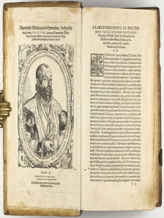 Botanicon, continens herbarum, aliorumque simplicium, quorum usus in Medicinis est, descriptiones, & iconas ad vivum Effigiatas; ex praecipuis tam Grecis quàm Latinis Authoribus iam recens concinnatum. Additis etiam, quae Neotericorum observationes & experientiae vel comprobarunt denuo, uel nuper invenerunt. . . / De Medicinali Materia Libri Sex, Ioanne Ruellio Suessionensi interprete. Singulis cum stirpium, tum animantium. Accesserunt priori editioni, Valerii Cordi Simesusii annotationes doctissimae . Euricii Cordi Simesusii iudicium de Herbis & Simplicibus Medicinae. Remedia morborum, miro ordine complectitur. . .