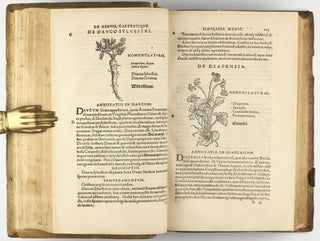 Botanicon, continens herbarum, aliorumque simplicium, quorum usus in Medicinis est, descriptiones, & iconas ad vivum Effigiatas; ex praecipuis tam Grecis quàm Latinis Authoribus iam recens concinnatum. Additis etiam, quae Neotericorum observationes & experientiae vel comprobarunt denuo, uel nuper invenerunt. . . / De Medicinali Materia Libri Sex, Ioanne Ruellio Suessionensi interprete. Singulis cum stirpium, tum animantium. Accesserunt priori editioni, Valerii Cordi Simesusii annotationes doctissimae . Euricii Cordi Simesusii iudicium de Herbis & Simplicibus Medicinae. Remedia morborum, miro ordine complectitur. . .