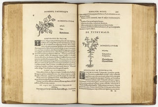 Botanicon, continens herbarum, aliorumque simplicium, quorum usus in Medicinis est, descriptiones, & iconas ad vivum Effigiatas; ex praecipuis tam Grecis quàm Latinis Authoribus iam recens concinnatum. Additis etiam, quae Neotericorum observationes & experientiae vel comprobarunt denuo, uel nuper invenerunt. . . / De Medicinali Materia Libri Sex, Ioanne Ruellio Suessionensi interprete. Singulis cum stirpium, tum animantium. Accesserunt priori editioni, Valerii Cordi Simesusii annotationes doctissimae . Euricii Cordi Simesusii iudicium de Herbis & Simplicibus Medicinae. Remedia morborum, miro ordine complectitur. . .