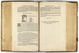 Botanicon, continens herbarum, aliorumque simplicium, quorum usus in Medicinis est, descriptiones, & iconas ad vivum Effigiatas; ex praecipuis tam Grecis quàm Latinis Authoribus iam recens concinnatum. Additis etiam, quae Neotericorum observationes & experientiae vel comprobarunt denuo, uel nuper invenerunt. . . / De Medicinali Materia Libri Sex, Ioanne Ruellio Suessionensi interprete. Singulis cum stirpium, tum animantium. Accesserunt priori editioni, Valerii Cordi Simesusii annotationes doctissimae . Euricii Cordi Simesusii iudicium de Herbis & Simplicibus Medicinae. Remedia morborum, miro ordine complectitur. . .