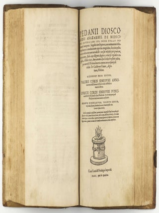 Botanicon, continens herbarum, aliorumque simplicium, quorum usus in Medicinis est, descriptiones, & iconas ad vivum Effigiatas; ex praecipuis tam Grecis quàm Latinis Authoribus iam recens concinnatum. Additis etiam, quae Neotericorum observationes & experientiae vel comprobarunt denuo, uel nuper invenerunt. . . / De Medicinali Materia Libri Sex, Ioanne Ruellio Suessionensi interprete. Singulis cum stirpium, tum animantium. Accesserunt priori editioni, Valerii Cordi Simesusii annotationes doctissimae . Euricii Cordi Simesusii iudicium de Herbis & Simplicibus Medicinae. Remedia morborum, miro ordine complectitur. . .