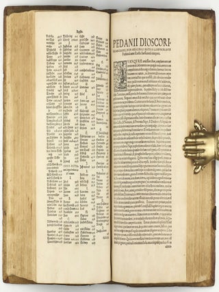 Botanicon, continens herbarum, aliorumque simplicium, quorum usus in Medicinis est, descriptiones, & iconas ad vivum Effigiatas; ex praecipuis tam Grecis quàm Latinis Authoribus iam recens concinnatum. Additis etiam, quae Neotericorum observationes & experientiae vel comprobarunt denuo, uel nuper invenerunt. . . / De Medicinali Materia Libri Sex, Ioanne Ruellio Suessionensi interprete. Singulis cum stirpium, tum animantium. Accesserunt priori editioni, Valerii Cordi Simesusii annotationes doctissimae . Euricii Cordi Simesusii iudicium de Herbis & Simplicibus Medicinae. Remedia morborum, miro ordine complectitur. . .