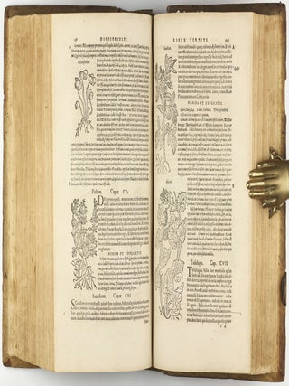 Botanicon, continens herbarum, aliorumque simplicium, quorum usus in Medicinis est, descriptiones, & iconas ad vivum Effigiatas; ex praecipuis tam Grecis quàm Latinis Authoribus iam recens concinnatum. Additis etiam, quae Neotericorum observationes & experientiae vel comprobarunt denuo, uel nuper invenerunt. . . / De Medicinali Materia Libri Sex, Ioanne Ruellio Suessionensi interprete. Singulis cum stirpium, tum animantium. Accesserunt priori editioni, Valerii Cordi Simesusii annotationes doctissimae . Euricii Cordi Simesusii iudicium de Herbis & Simplicibus Medicinae. Remedia morborum, miro ordine complectitur. . .
