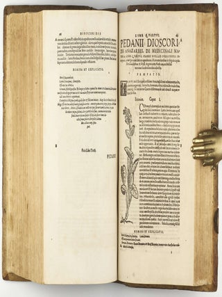Botanicon, continens herbarum, aliorumque simplicium, quorum usus in Medicinis est, descriptiones, & iconas ad vivum Effigiatas; ex praecipuis tam Grecis quàm Latinis Authoribus iam recens concinnatum. Additis etiam, quae Neotericorum observationes & experientiae vel comprobarunt denuo, uel nuper invenerunt. . . / De Medicinali Materia Libri Sex, Ioanne Ruellio Suessionensi interprete. Singulis cum stirpium, tum animantium. Accesserunt priori editioni, Valerii Cordi Simesusii annotationes doctissimae . Euricii Cordi Simesusii iudicium de Herbis & Simplicibus Medicinae. Remedia morborum, miro ordine complectitur. . .