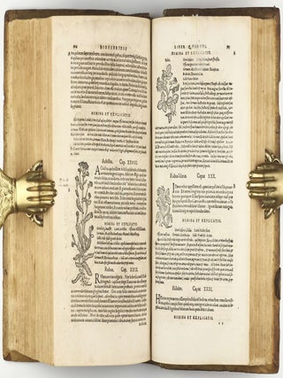 Botanicon, continens herbarum, aliorumque simplicium, quorum usus in Medicinis est, descriptiones, & iconas ad vivum Effigiatas; ex praecipuis tam Grecis quàm Latinis Authoribus iam recens concinnatum. Additis etiam, quae Neotericorum observationes & experientiae vel comprobarunt denuo, uel nuper invenerunt. . . / De Medicinali Materia Libri Sex, Ioanne Ruellio Suessionensi interprete. Singulis cum stirpium, tum animantium. Accesserunt priori editioni, Valerii Cordi Simesusii annotationes doctissimae . Euricii Cordi Simesusii iudicium de Herbis & Simplicibus Medicinae. Remedia morborum, miro ordine complectitur. . .