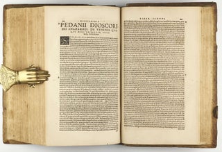 Botanicon, continens herbarum, aliorumque simplicium, quorum usus in Medicinis est, descriptiones, & iconas ad vivum Effigiatas; ex praecipuis tam Grecis quàm Latinis Authoribus iam recens concinnatum. Additis etiam, quae Neotericorum observationes & experientiae vel comprobarunt denuo, uel nuper invenerunt. . . / De Medicinali Materia Libri Sex, Ioanne Ruellio Suessionensi interprete. Singulis cum stirpium, tum animantium. Accesserunt priori editioni, Valerii Cordi Simesusii annotationes doctissimae . Euricii Cordi Simesusii iudicium de Herbis & Simplicibus Medicinae. Remedia morborum, miro ordine complectitur. . .