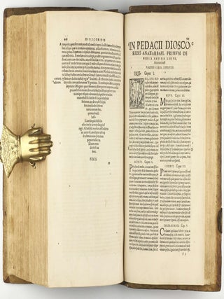 Botanicon, continens herbarum, aliorumque simplicium, quorum usus in Medicinis est, descriptiones, & iconas ad vivum Effigiatas; ex praecipuis tam Grecis quàm Latinis Authoribus iam recens concinnatum. Additis etiam, quae Neotericorum observationes & experientiae vel comprobarunt denuo, uel nuper invenerunt. . . / De Medicinali Materia Libri Sex, Ioanne Ruellio Suessionensi interprete. Singulis cum stirpium, tum animantium. Accesserunt priori editioni, Valerii Cordi Simesusii annotationes doctissimae . Euricii Cordi Simesusii iudicium de Herbis & Simplicibus Medicinae. Remedia morborum, miro ordine complectitur. . .