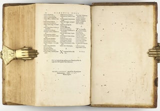 Botanicon, continens herbarum, aliorumque simplicium, quorum usus in Medicinis est, descriptiones, & iconas ad vivum Effigiatas; ex praecipuis tam Grecis quàm Latinis Authoribus iam recens concinnatum. Additis etiam, quae Neotericorum observationes & experientiae vel comprobarunt denuo, uel nuper invenerunt. . . / De Medicinali Materia Libri Sex, Ioanne Ruellio Suessionensi interprete. Singulis cum stirpium, tum animantium. Accesserunt priori editioni, Valerii Cordi Simesusii annotationes doctissimae . Euricii Cordi Simesusii iudicium de Herbis & Simplicibus Medicinae. Remedia morborum, miro ordine complectitur. . .
