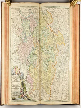 Homannischer Atlas von Hundert Landkarten darinne die Erdkugel mit allen ihren Theilen geographisch vorgestellet und nach dem Unterschied der Reiche und Staaten deutlich illuminiret worden. Nebst einer Einleitung in die mathematische, natürliche und historische Geographie.