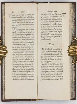 Des Pierres Tombées du Ciel, ou Lithologie Atmospherique, Présentant La Marche et l'Etat actuel de la Science, sur le Phénomène des Pierres de foudre, Pluies de pierres, Pierres tombées du ciel, etc.; plusieurs Observations inédites, communiquées par MM. Pictet, Sage, Darcet et Vauquelin; avec un Essai de Théorie sur la formation de ces Pierres.