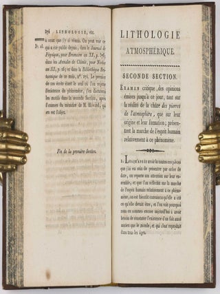 Des Pierres Tombées du Ciel, ou Lithologie Atmospherique, Présentant La Marche et l'Etat actuel de la Science, sur le Phénomène des Pierres de foudre, Pluies de pierres, Pierres tombées du ciel, etc.; plusieurs Observations inédites, communiquées par MM. Pictet, Sage, Darcet et Vauquelin; avec un Essai de Théorie sur la formation de ces Pierres.