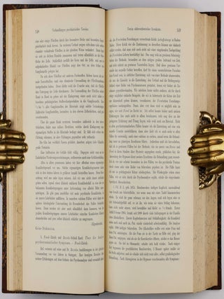 &Uuml;ber eine eigenartige Erkrankung der Hirnrinde. In: Allgemeine Zeitschrift f&uuml;r Psychiatrie und physisch-gerichtliche Medizin, Vol. 64, No 1, pp. 146-148.