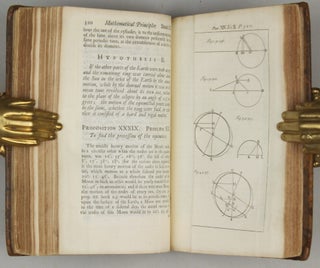 The Mathematical Principles of Natural Philosophy. Translated by Andrew Motte. To Which are Added, the Laws of the Moon´s Motion, according to Gravity. Two volumes.